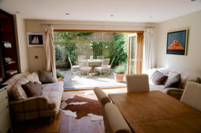 Spacious flat with south facing garden